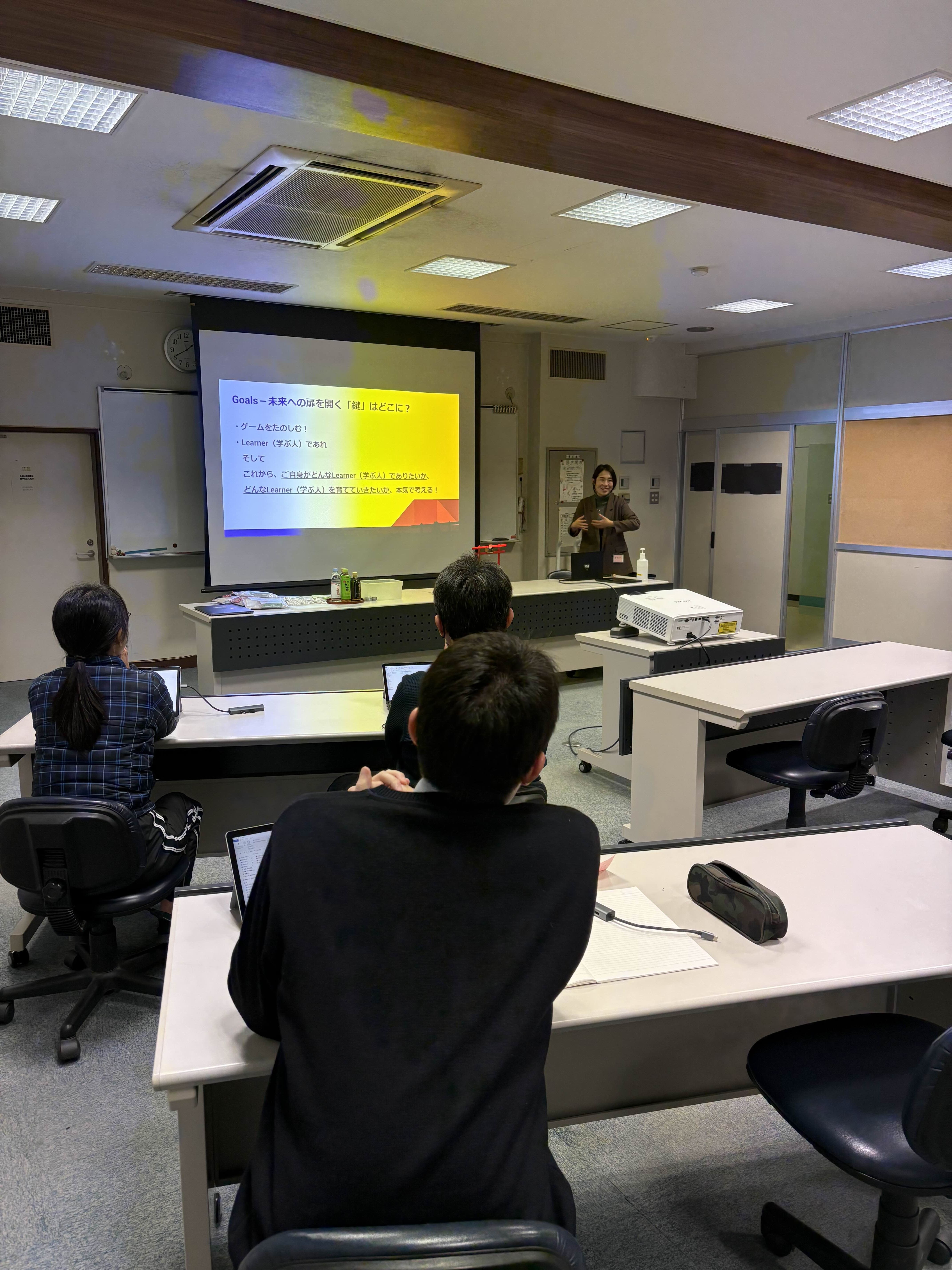 Japanese educators participating in a maker education training session led by edm8ker, focused on practical STEM integration.
